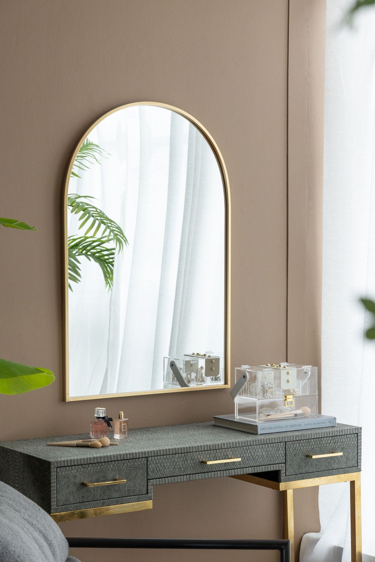 Elegant Arched Mirror With Metal Frame – Wall Mirror for Living Room, Bedroom, or Entryway