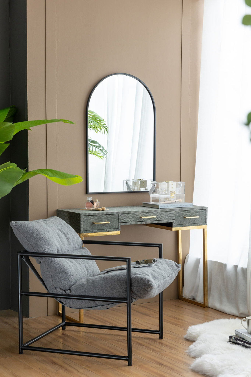Elegant Arched Mirror With Metal Frame – Wall Mirror for Living Room, Bedroom, or Entryway