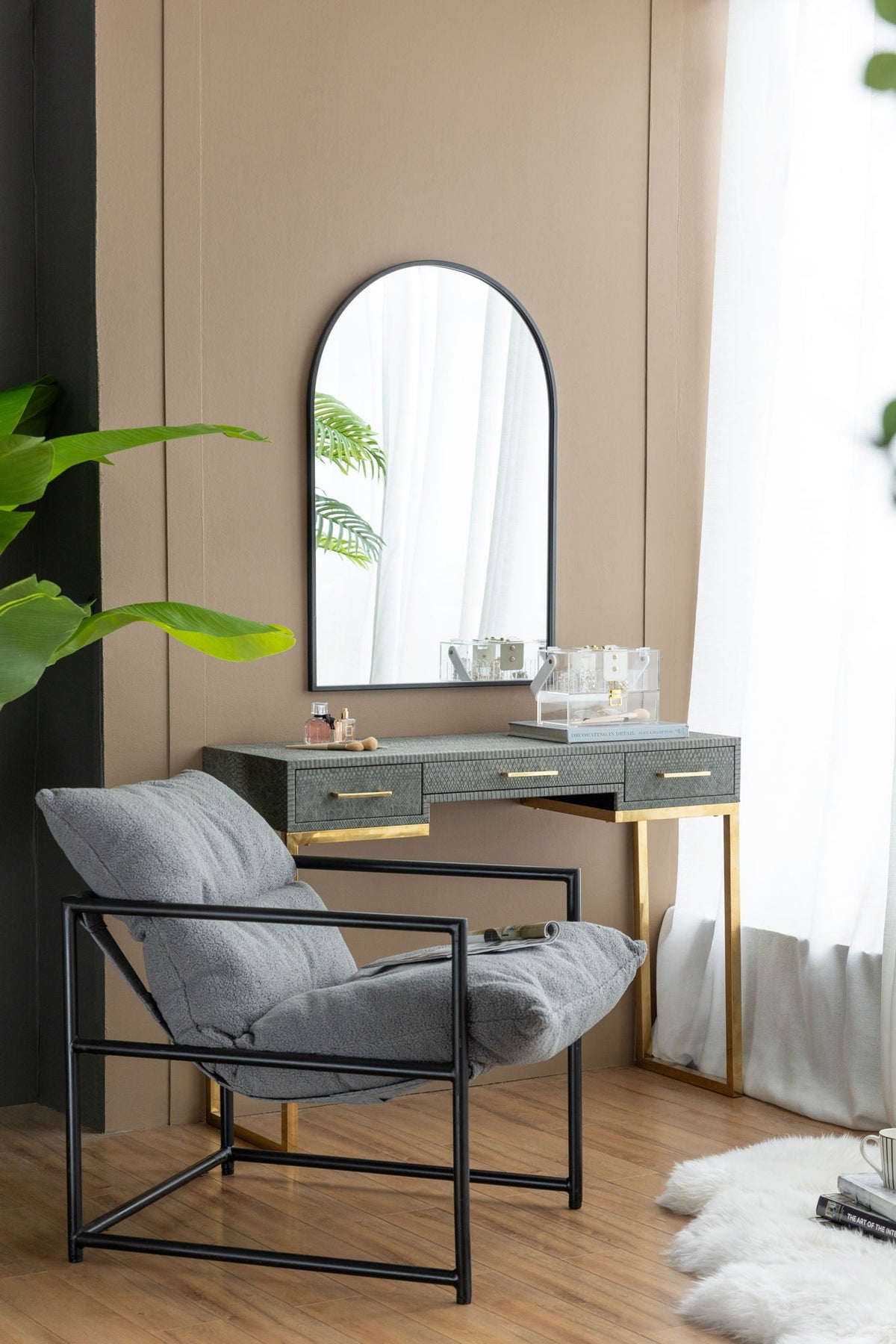 Elegant Arched Mirror With Metal Frame – Wall Mirror for Living Room, Bedroom, or Entryway