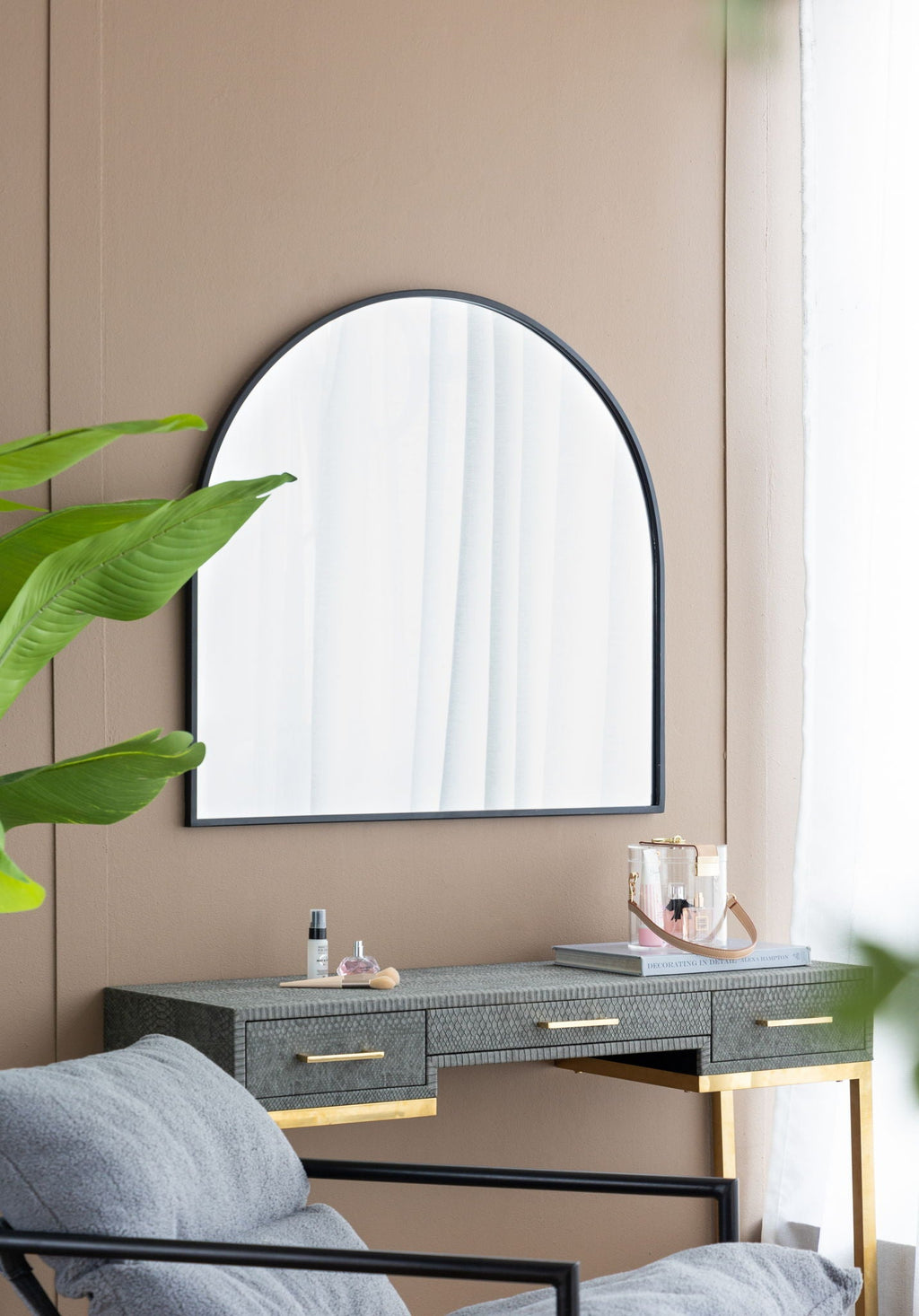 Elegant Arched Mirror With Metal Frame – Wall Mirror for Living Room, Bedroom, or Entryway