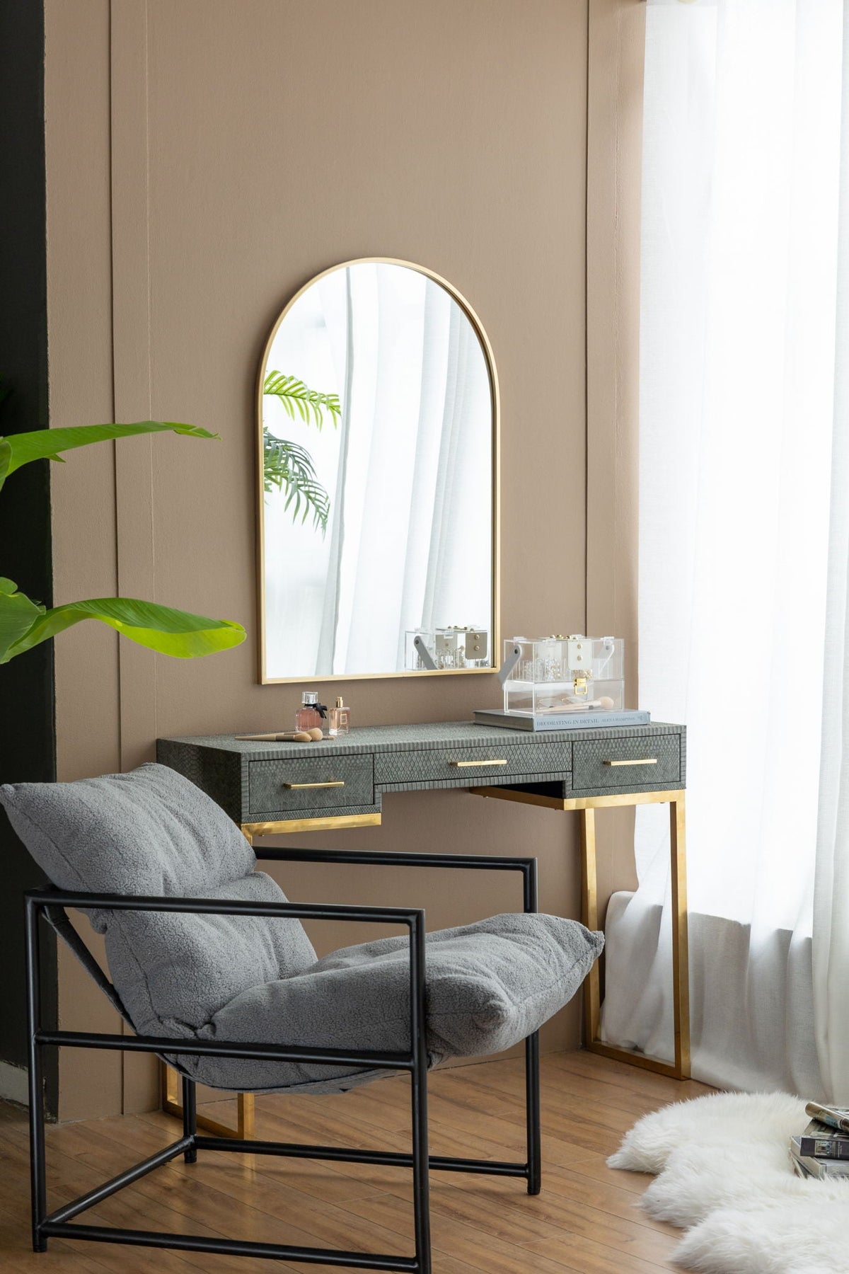 Elegant Arched Mirror With Metal Frame – Wall Mirror for Living Room, Bedroom, or Entryway
