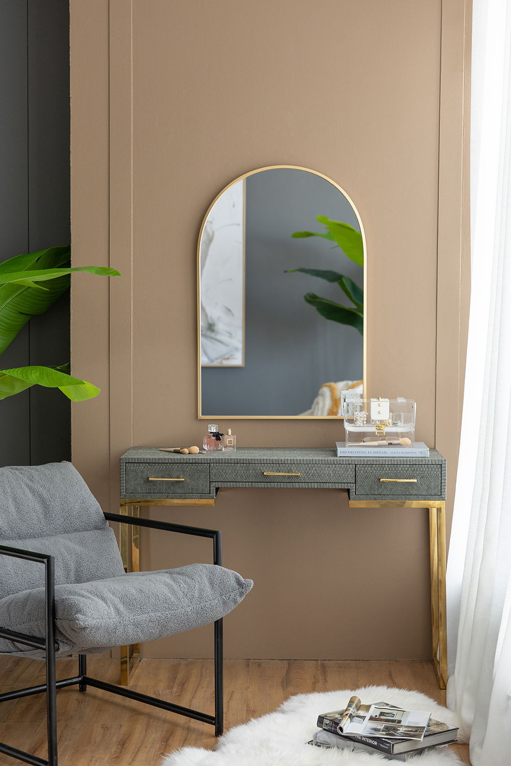 Elegant Arched Mirror With Metal Frame – Wall Mirror for Living Room, Bedroom, or Entryway
